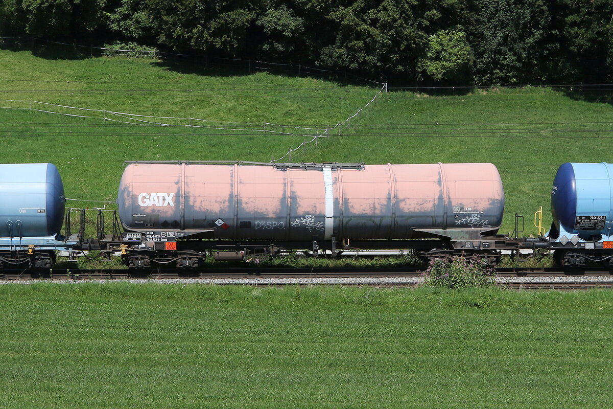 78411 352 (Zacns) von  GATX  am 22. August 2023 bei Axdorf.