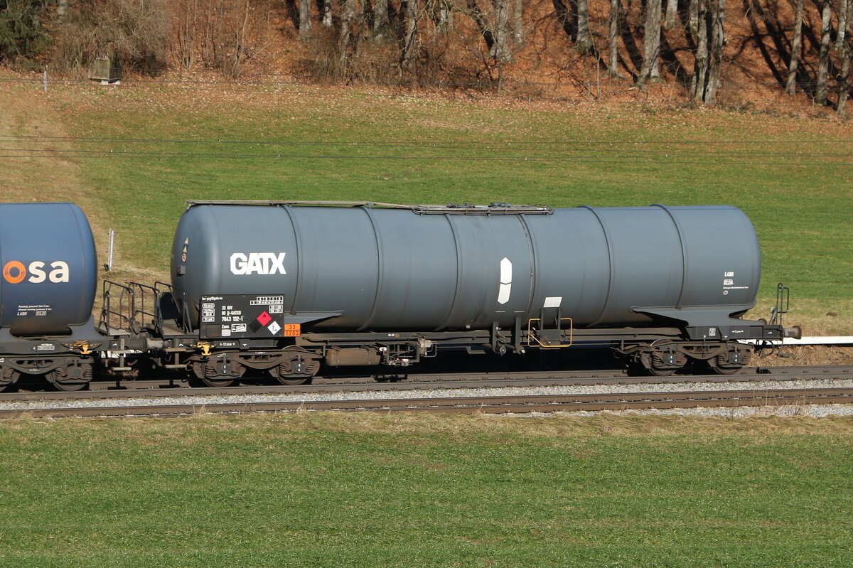 7843 132 (Zans) von  GATX  am 18. Dezember 2023 bei Axdorf.