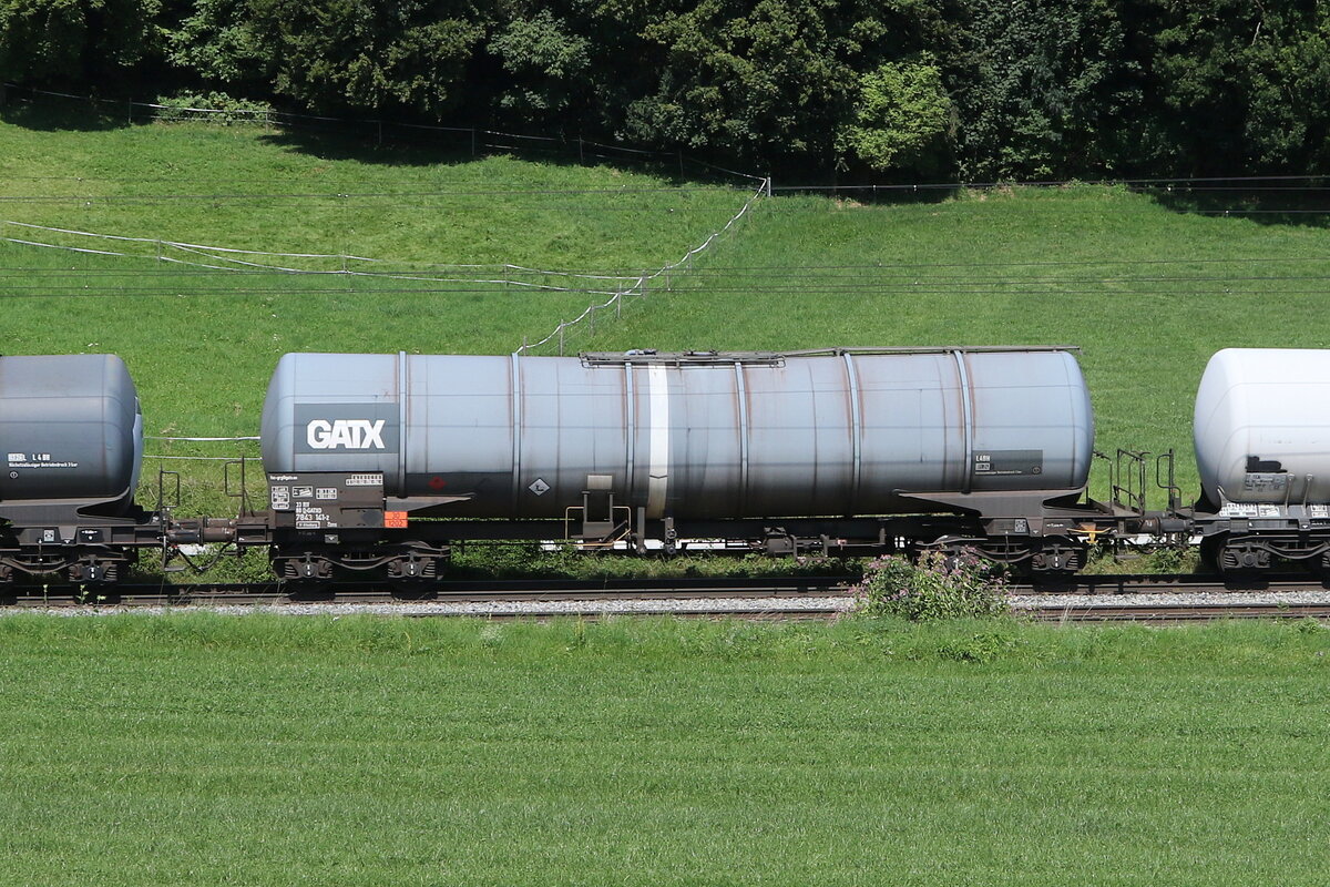 7843 141 (Zans) von  GATX  am 22. August 2023 bei Axdorf.