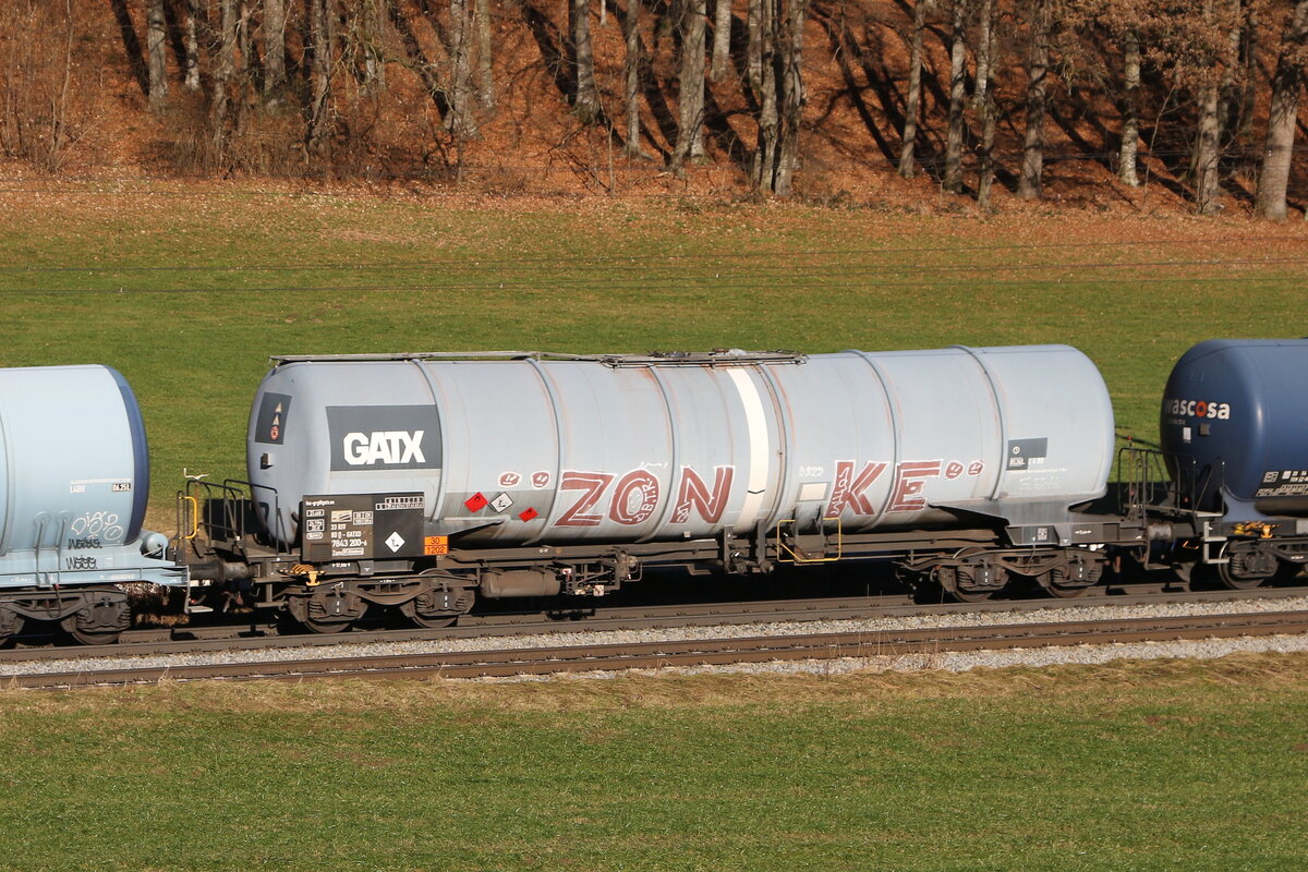 7843 200 (Zans) von  GATX  am 18. Dezember 2023 bei Axdorf.