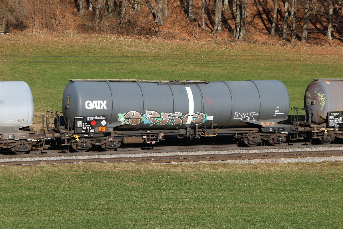 7843 219 (Zans) von  GATX  am 18. Dezember 2023 bei Axdorf.