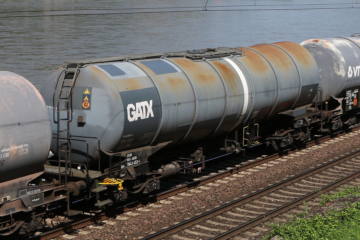 7843 453 (Zans) von  GATX  am 21. Juli 2021 bei Assmannshausen.