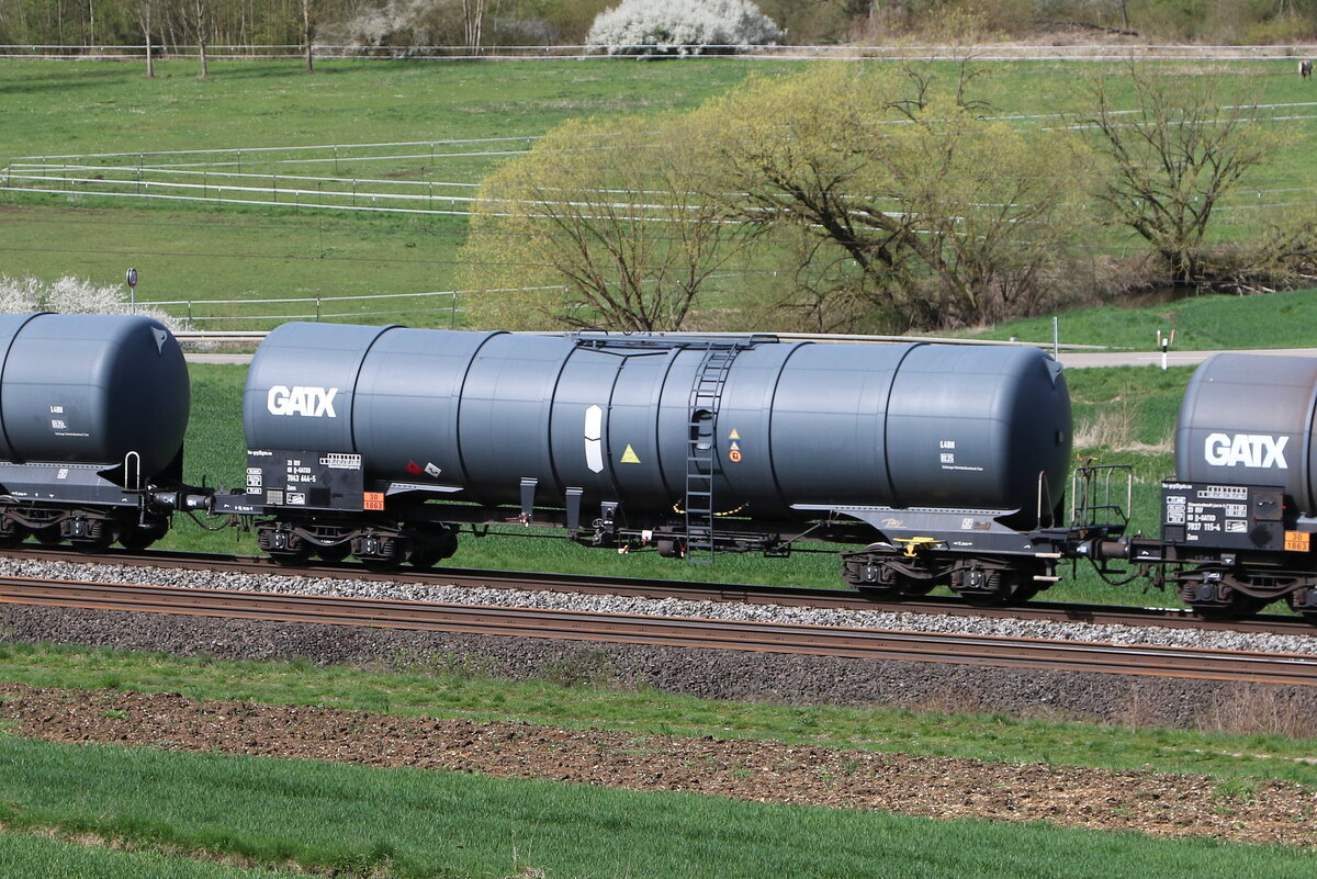 7843 644 (Zans) von  GATX  am 5. April 2024 bei Breitenfurt.