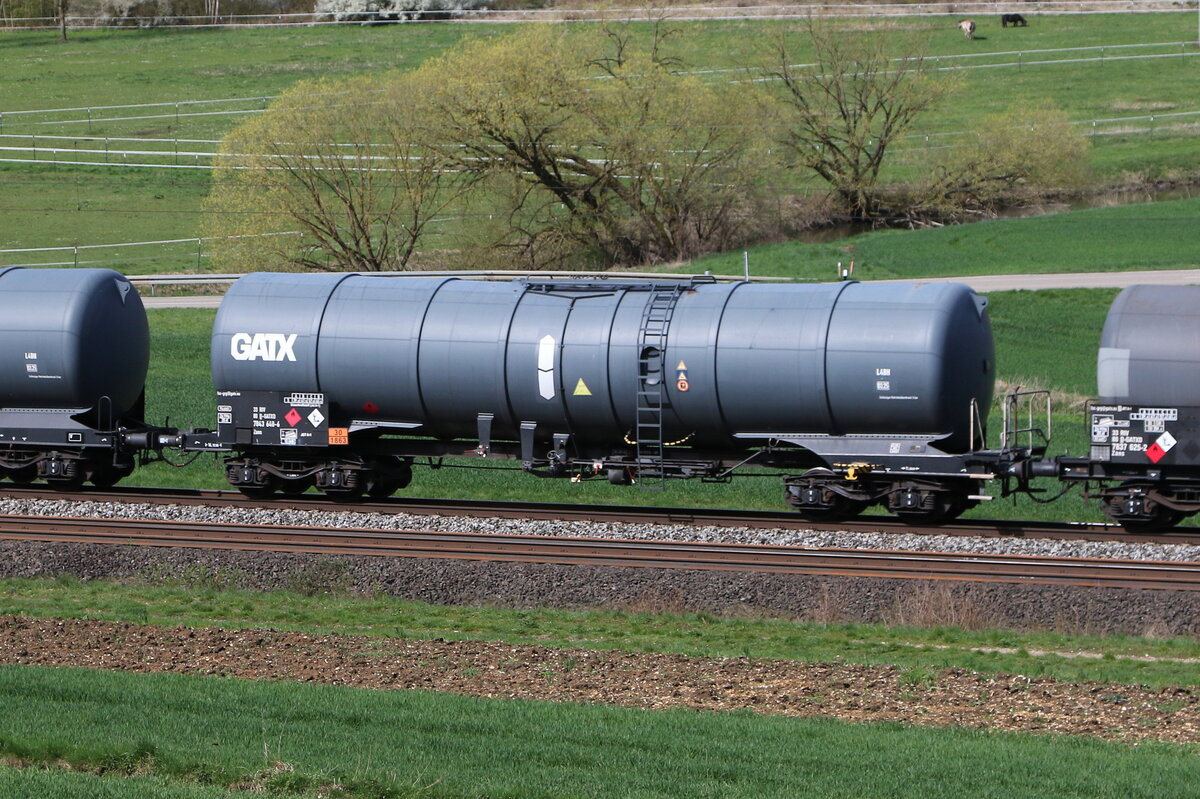 7843 648 (Zans) von  GATX  am 5. April 2024 bei Breitenfurt.