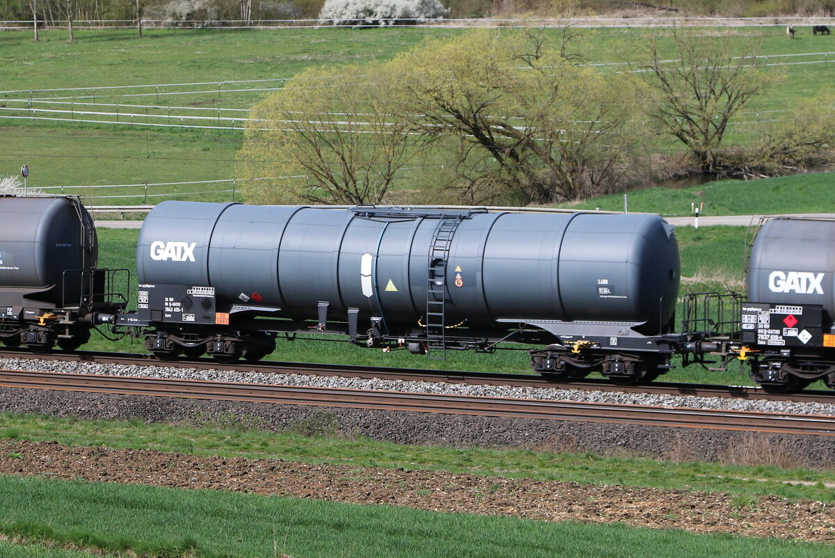 7843 655 (Zans) von  GATX  am 5. April 2024 bei Breitenfurt im Altmhltal.