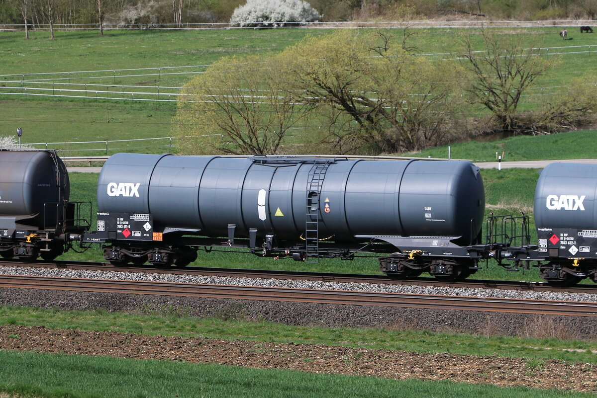 7843 671 (Zans) von  GATX  am 5. April 2024 bei Breitenfurt im Altmhltal.