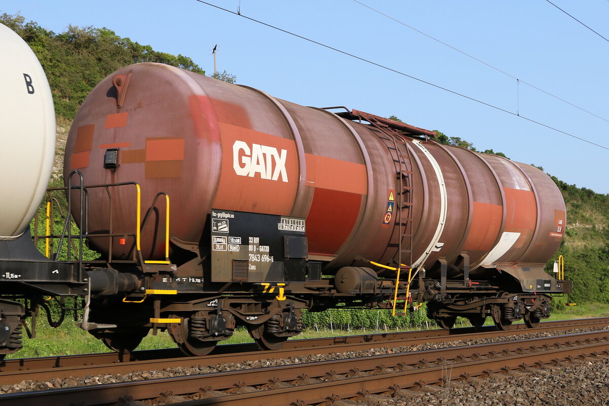 7843 696 (Zans) von  GATX  am 23. Juli 2021 bei Himmelstadt.