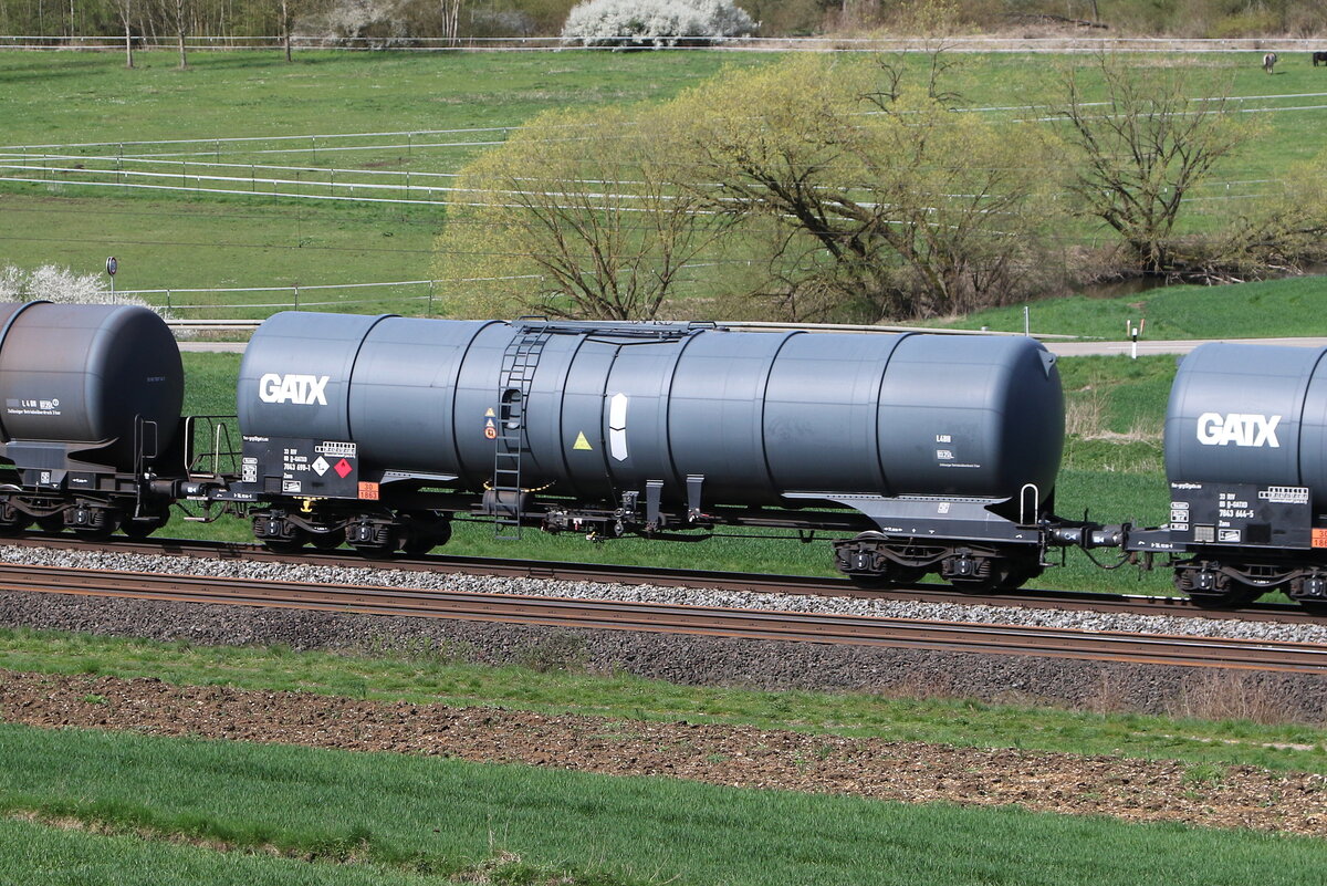 7843 698 (Zans) von  GATX  am 5. April 2024 bei Breitenfurt.