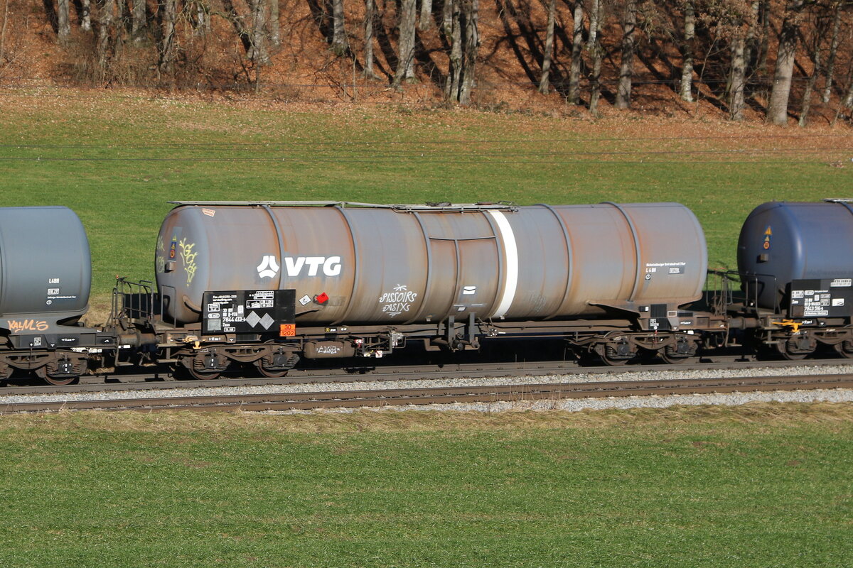 7844 413 (Zans) von  VTG  am 18. Dezember 2023 bei Axdorf.