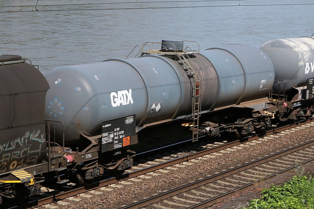 7845 363 (Zacs) von  GATX  am 21. Juli 2021 bei Assmannshausen.