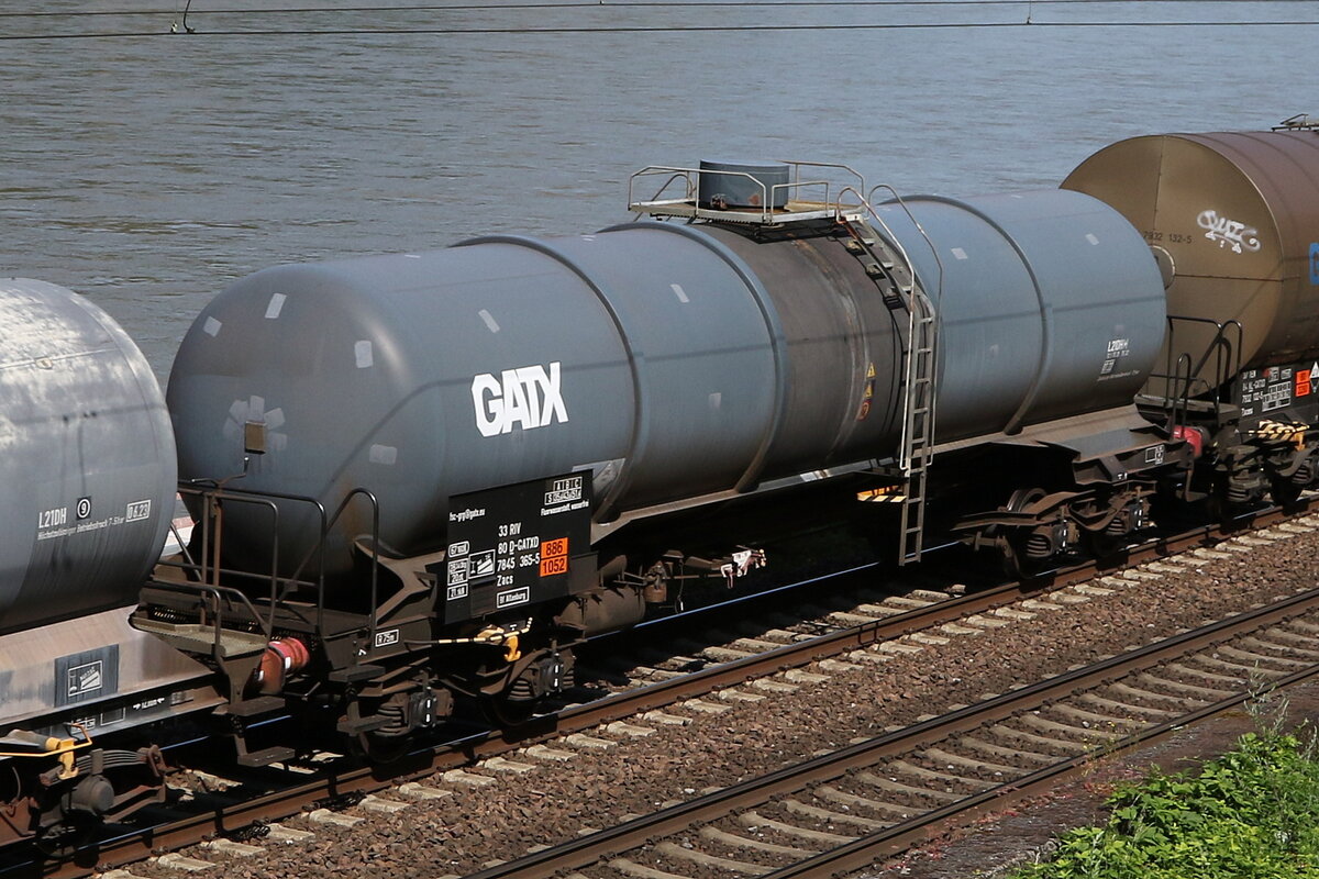 7845 365 (Zacs) von  GATX  am 21. Juli 2021 bei Assmannshausen.