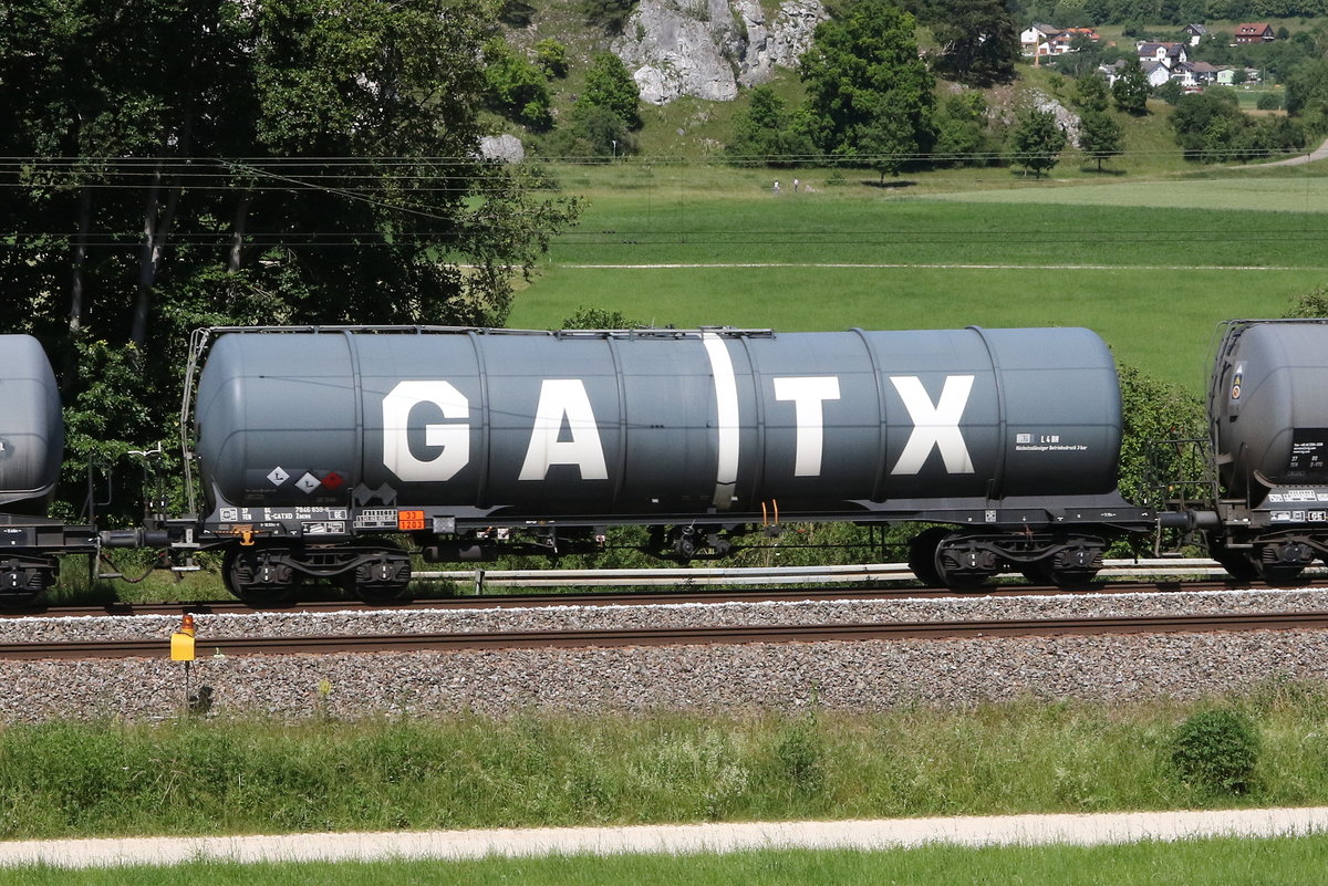 7846 859 (Zacns) von  GATX  am 24. Juni 2020 bei Dollnstein im Altmhltal.