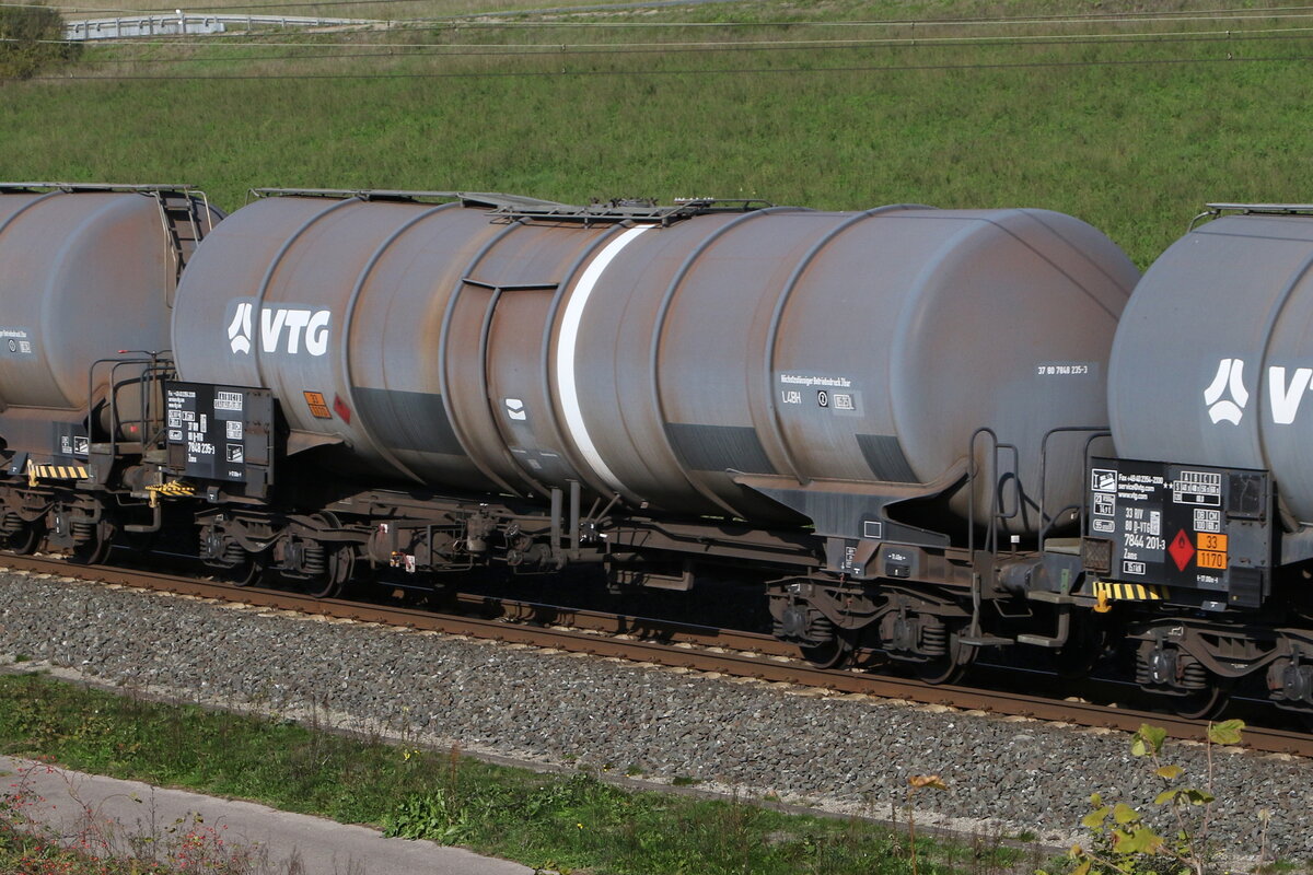 7848 235 (Zans) von  VTG  am 12. Oktober 2022 bei Harrbach.