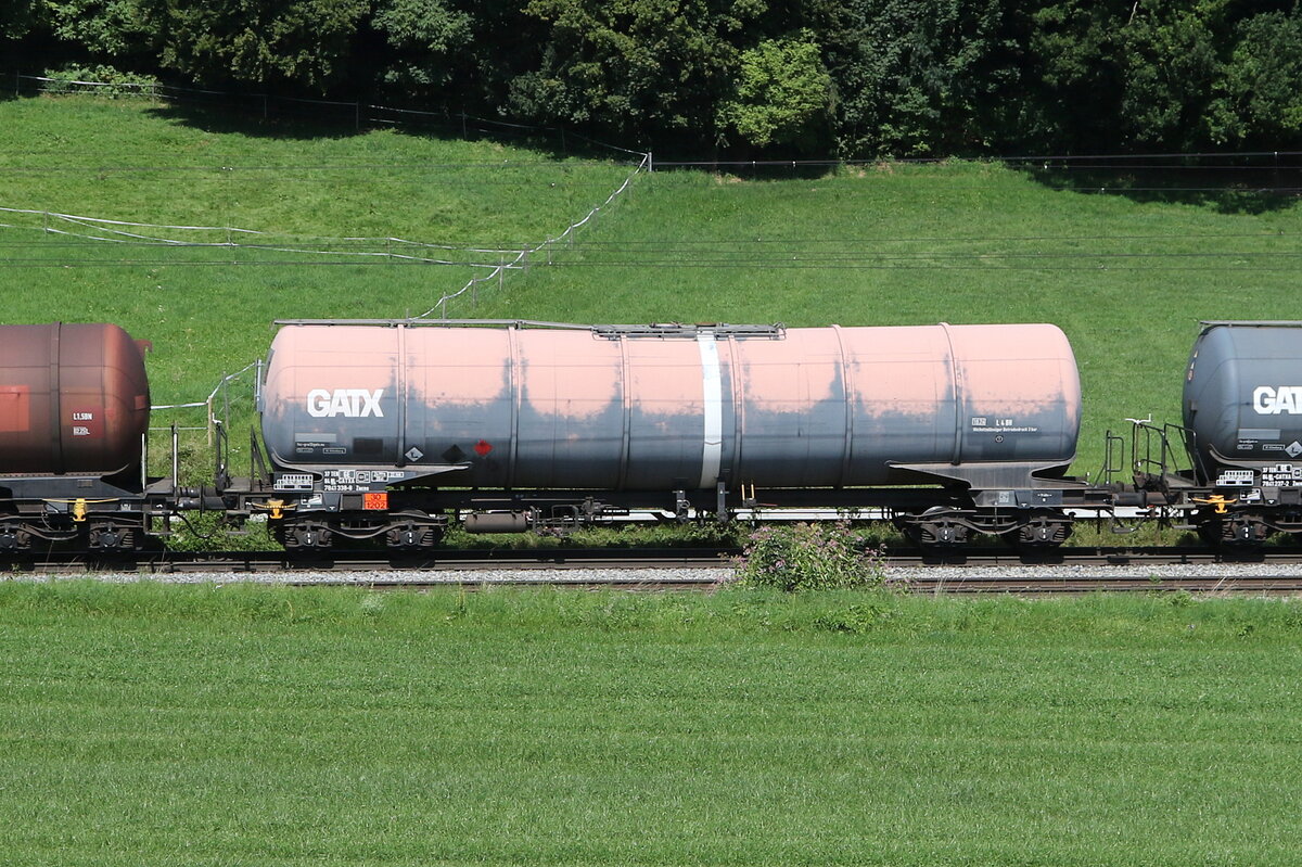 7848 338 (Zacns) von  GATX  am 22. August 2023 bei Axdorf.