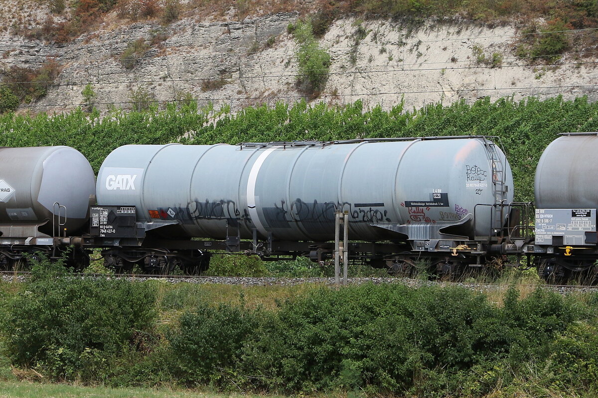 7848 427  (Zans) von  GATX  am 5. August 2022 bei Thngersheim.