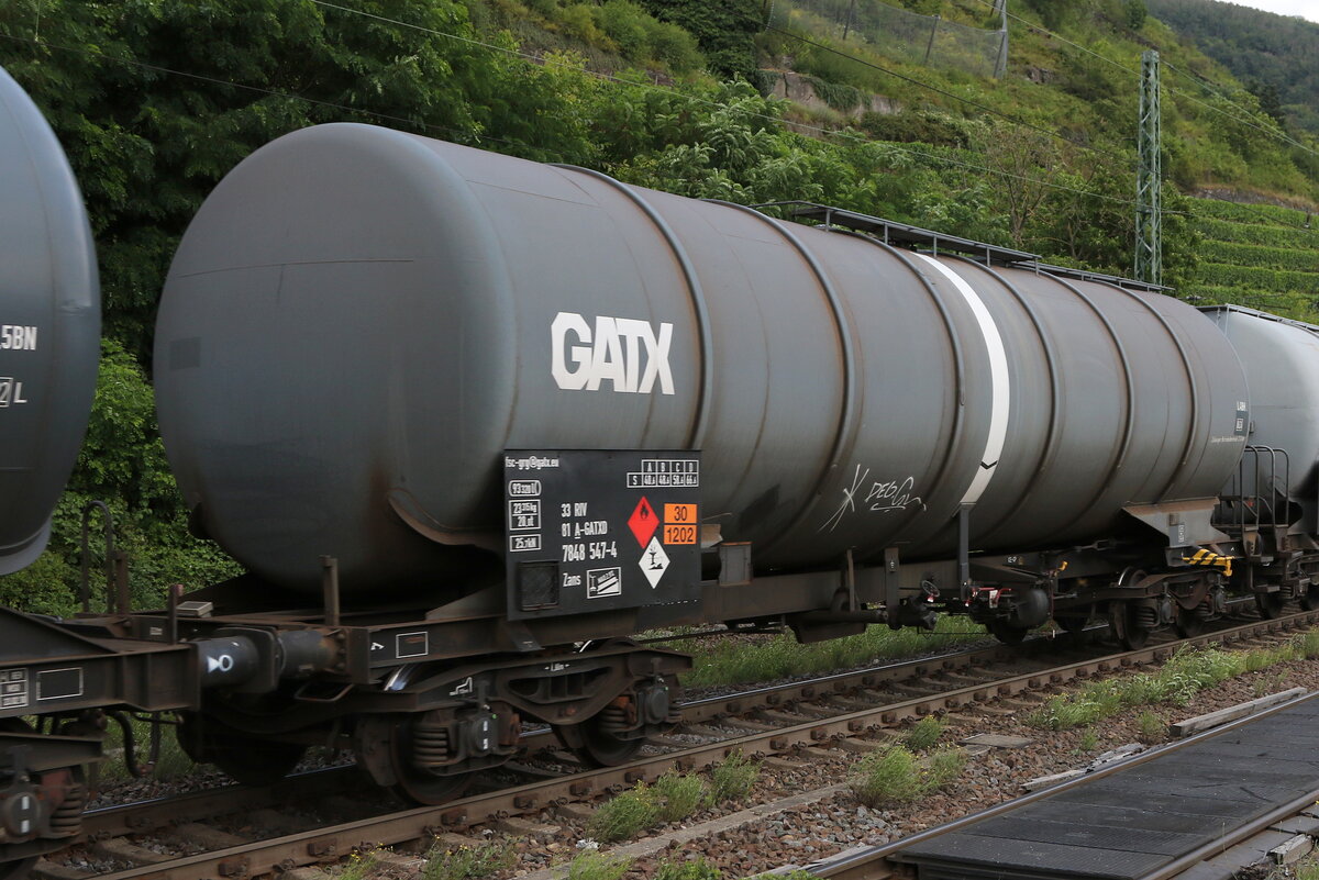7848 547 (Zans) von  GATX  am 22. Juli 2021 bei Kaub am Rhein.