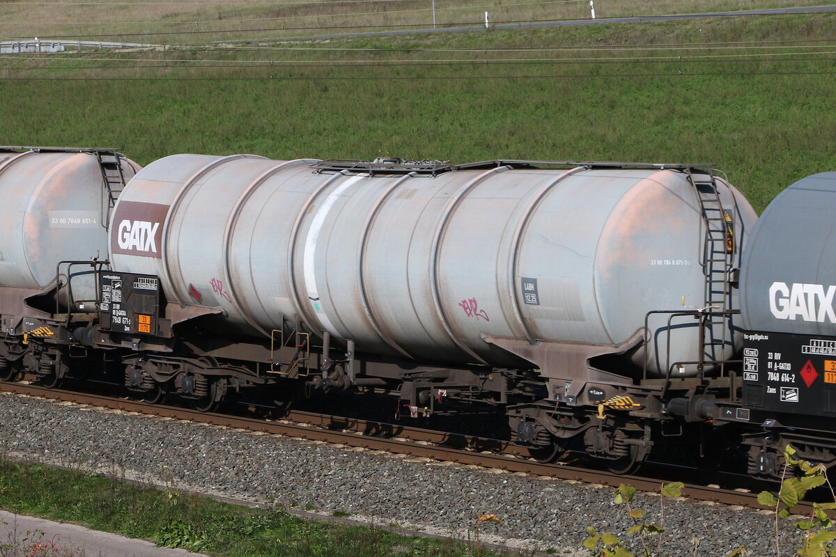 7848 671 (Zans) von  GATX  am 12. Oktober 2022 bei Harrbach am Main.