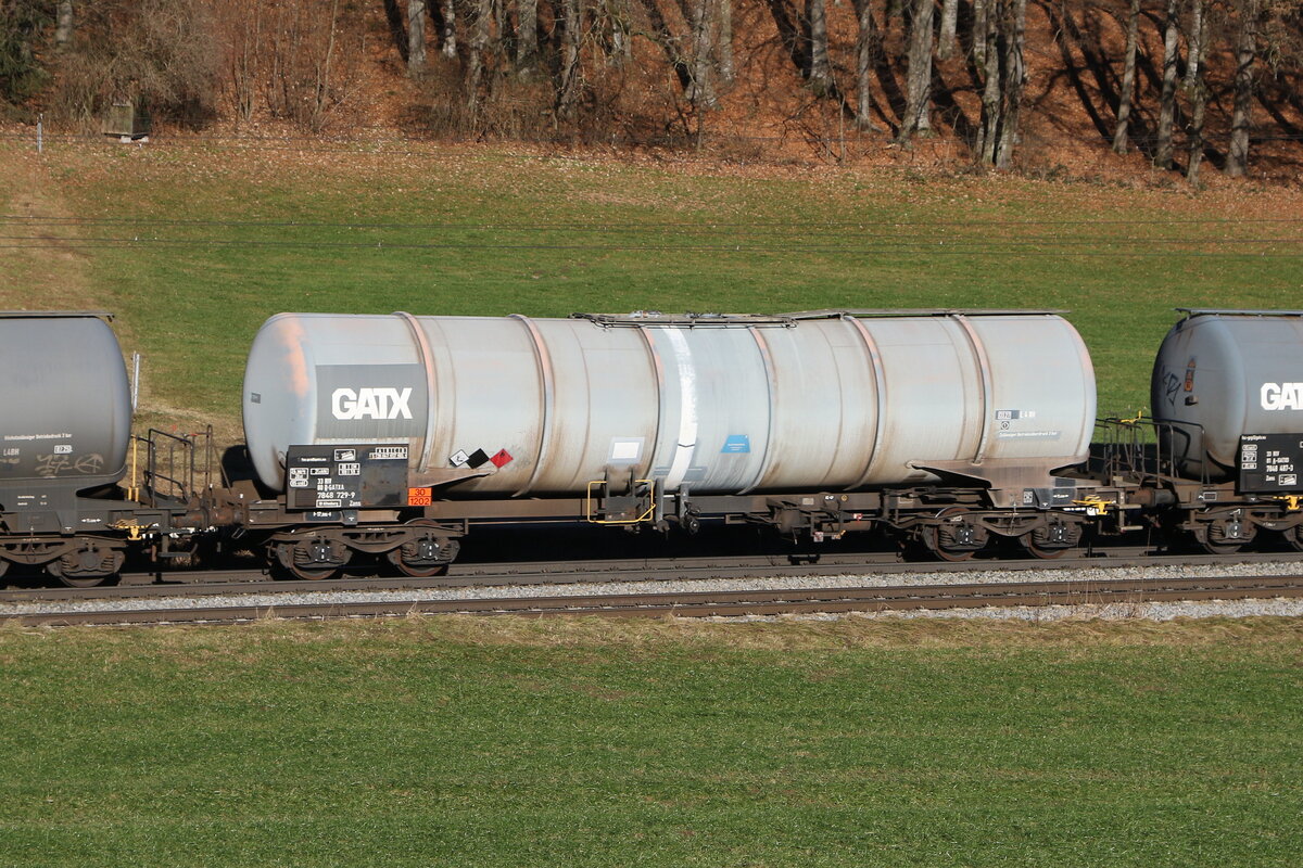 7848 729 (Zans) von  GATX  am 18. Dezember 2023 bei Axdorf.