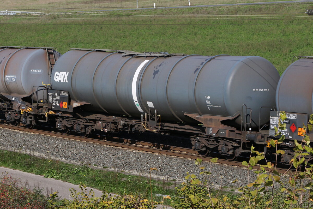 7848 839 (Zans) von  GATX  am 12. Oktober 2022 bei Harrbach.