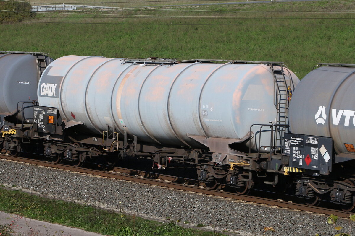 7848 875 (Zans) von  GATX  am 12. Oktober 2022 bei Harrbach am Main.