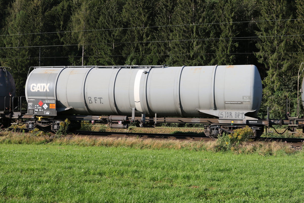 7848 (Zans) von  GATX  am 15. September 2020 bei Niederaudorf im Inntal.