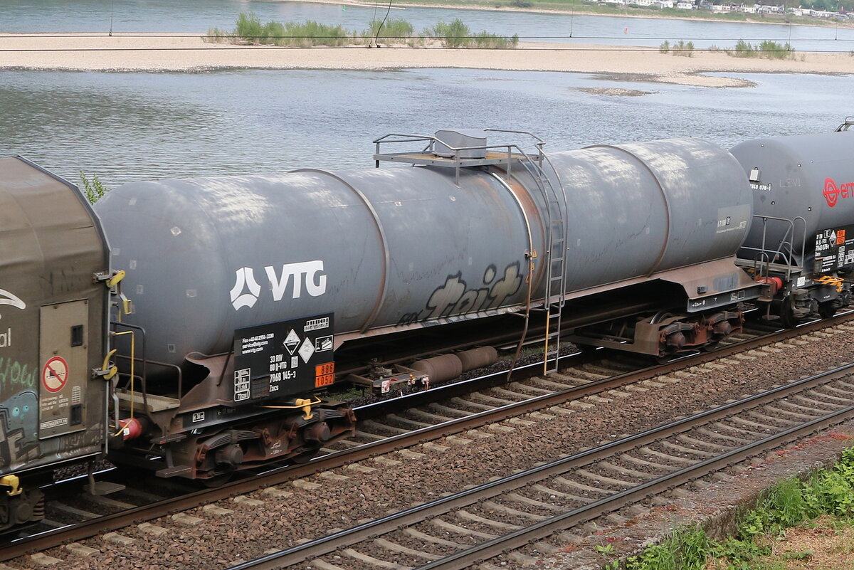 7868 145 (Zacs) von  VTG  am 3. Mai 2022 bei Assmannshausen.