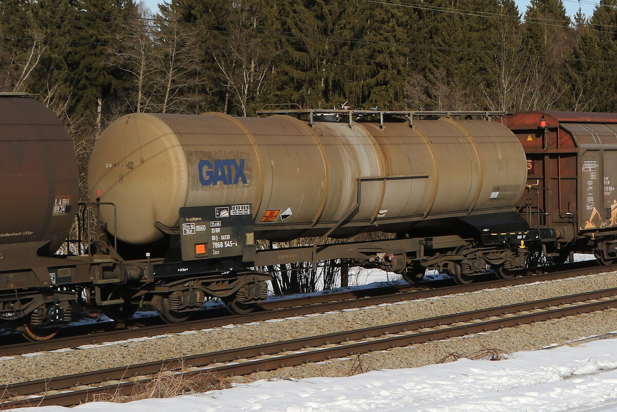 7868 545 (Zacs) vvon  GATX  am 27. Januar 2022 bei Grabensttt im Chiemgau.