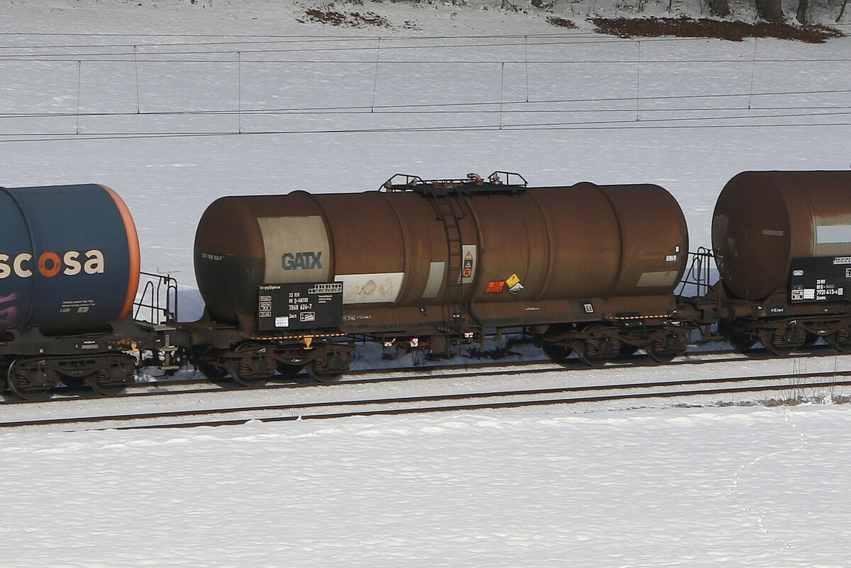 7868 624 (Zacs) von  GATX  am 13. Januar 2024 bei Axdorf.