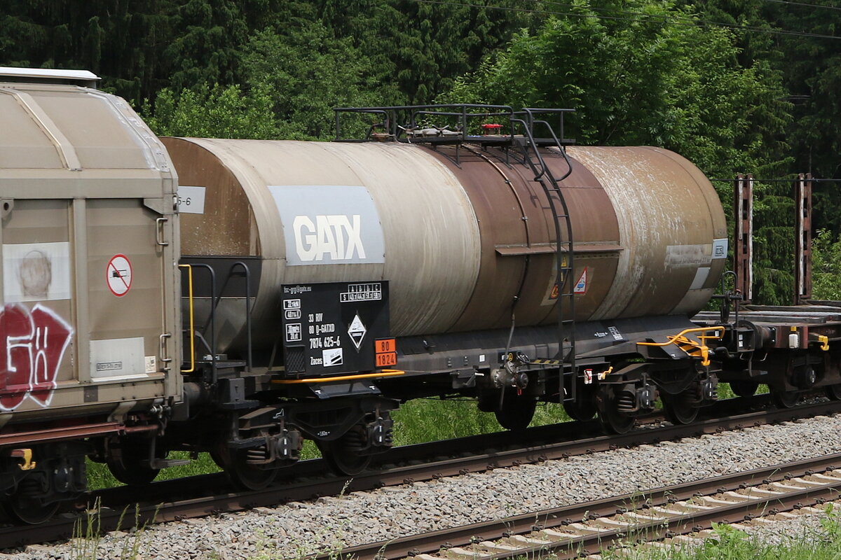 7874 625 (Zacens) von  GATX  am 10. Juni 2021 bei Grabensttt.