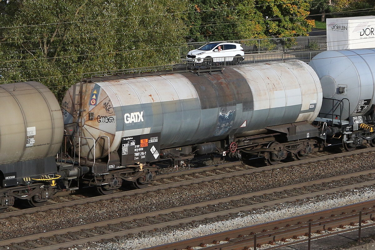 7887 215 (Zacs) von  GATX  am 10. Oktober 2022 bei Gemnden.