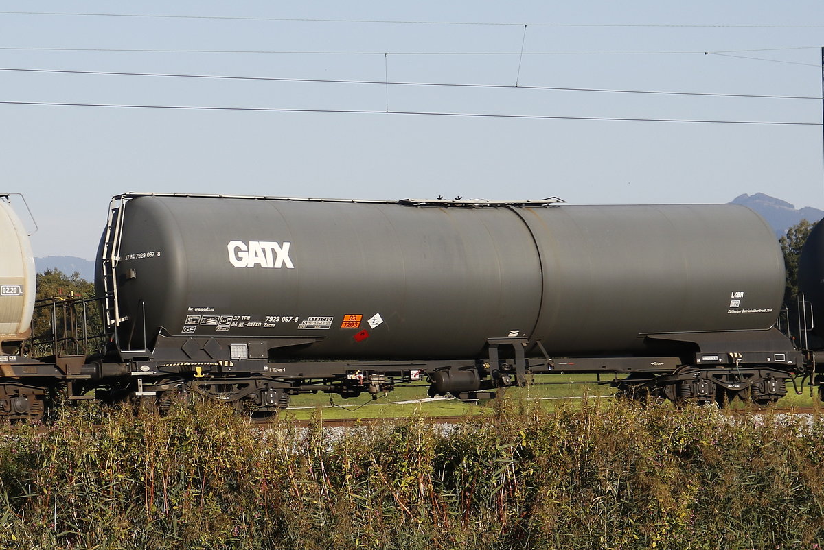 7929 067 (Zacns) von  GATX  am 12. September 2018 bei Bernau.