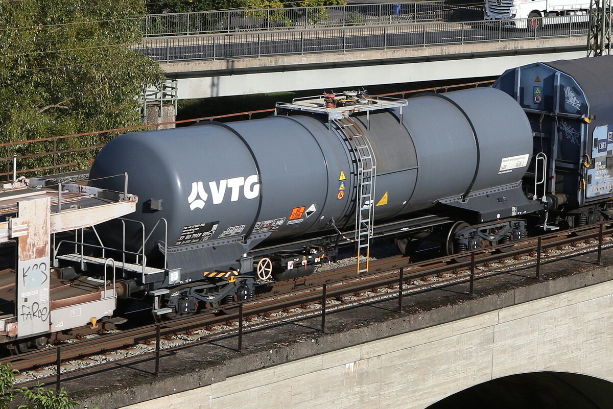 7929 095 (Zacns) von  VTG  am 10. Oktober 20222 bei Gemnden.