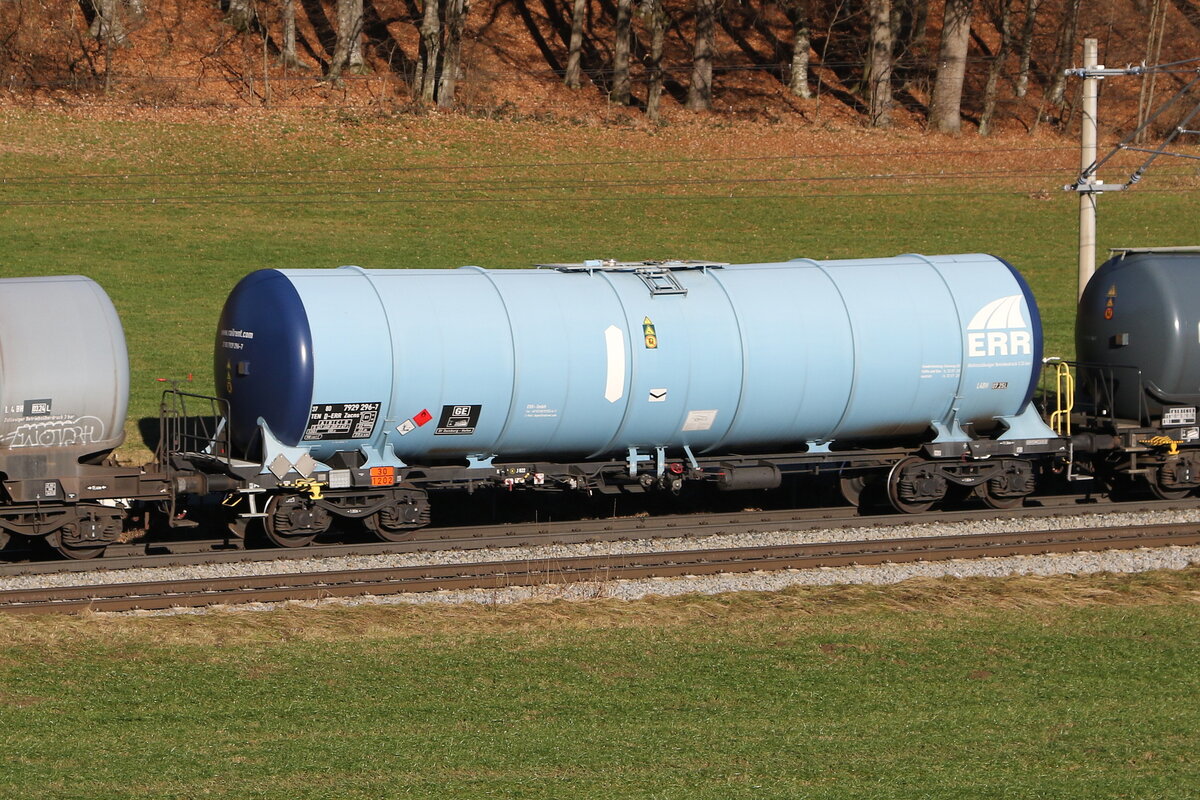 7929 296 (Zacns) von  ERR  am 18. Dezember 20223 bei Axdorf.