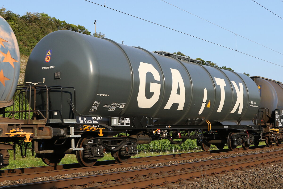 7929 475 (Zacns) von  GATX  am 23. Juli 2021 bei Himmelstadt.