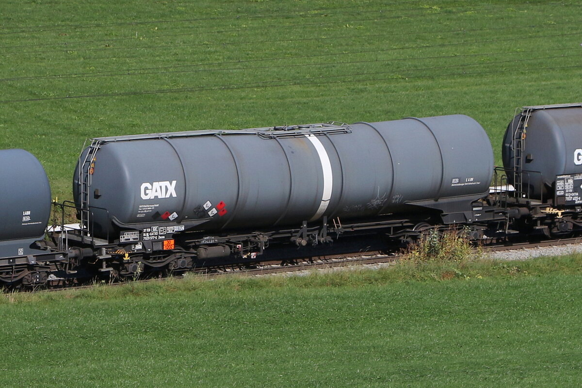 7929 577 (Zacns) von  GATX  am 3. Oktober 2023 bei Axdorf.