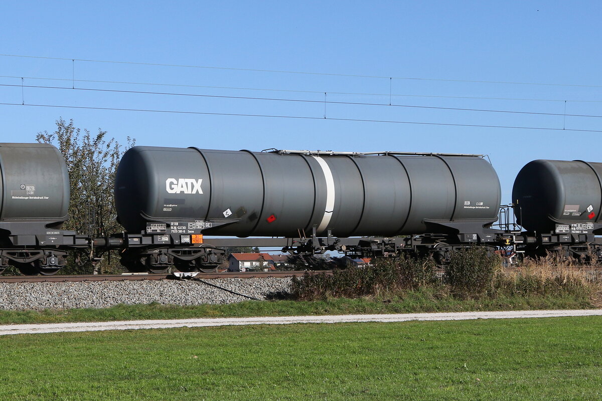 7929 581 (Zacns) von  GATX  am 31. Oktober 2022 bei bersee am Chiemsee.