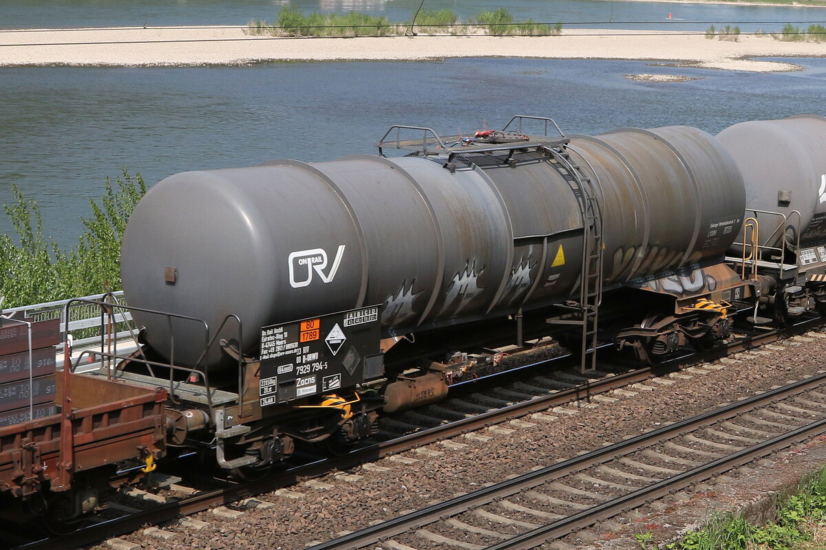 7929 794 (Zacns) von  On Rail  am 3. Mai 2022 bei Assmannshausen.