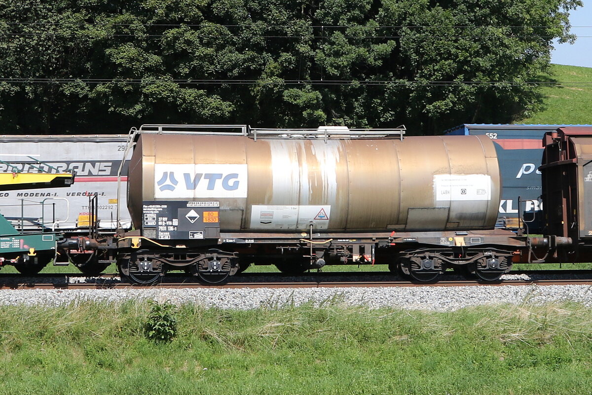 7931 136 (Zacens) von  VTG  am 22. August 2023 bei Axdorf.