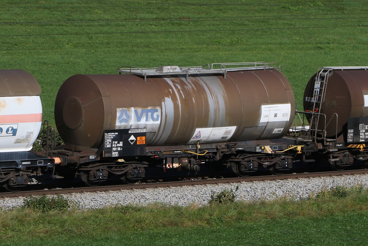 7931 136 (Zacens) von  VTG  am 11. Oktober 2023 bei Axdorf.