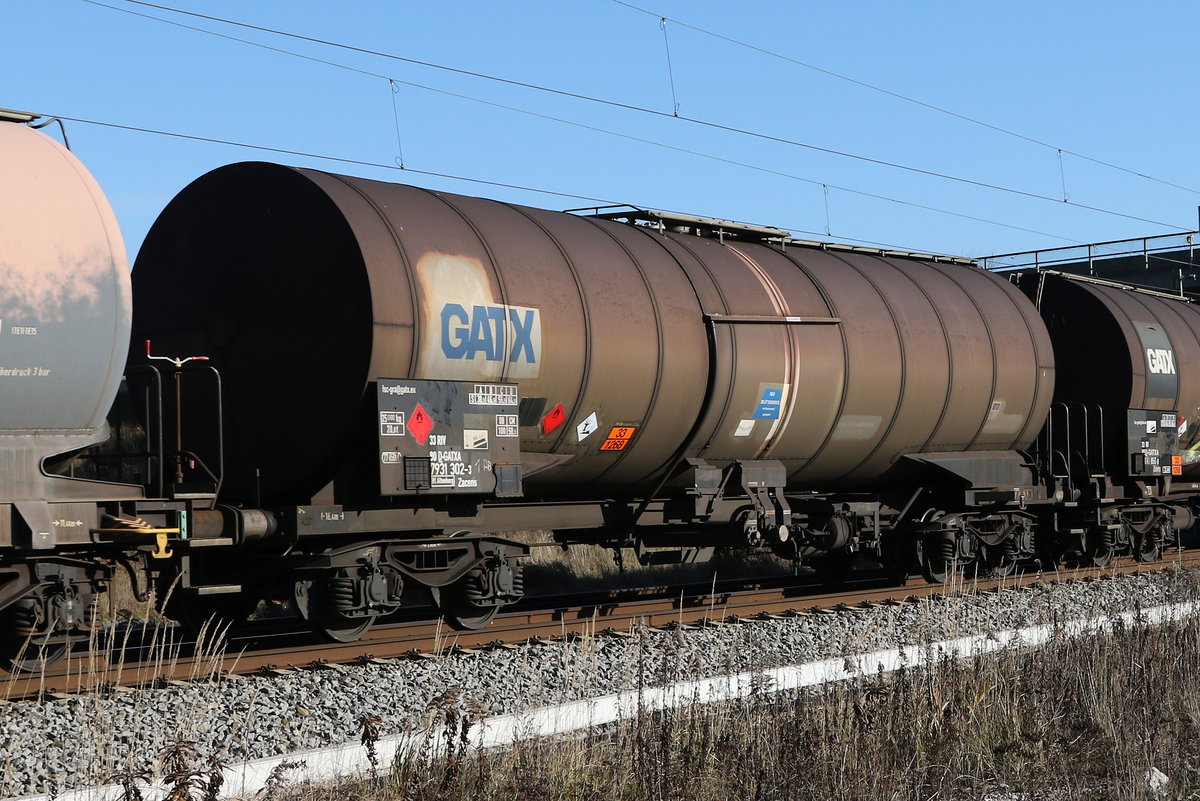 7931 302 (Zacens) von  GATX  am 24. November 2020 bei Bernau am Chiemsee.