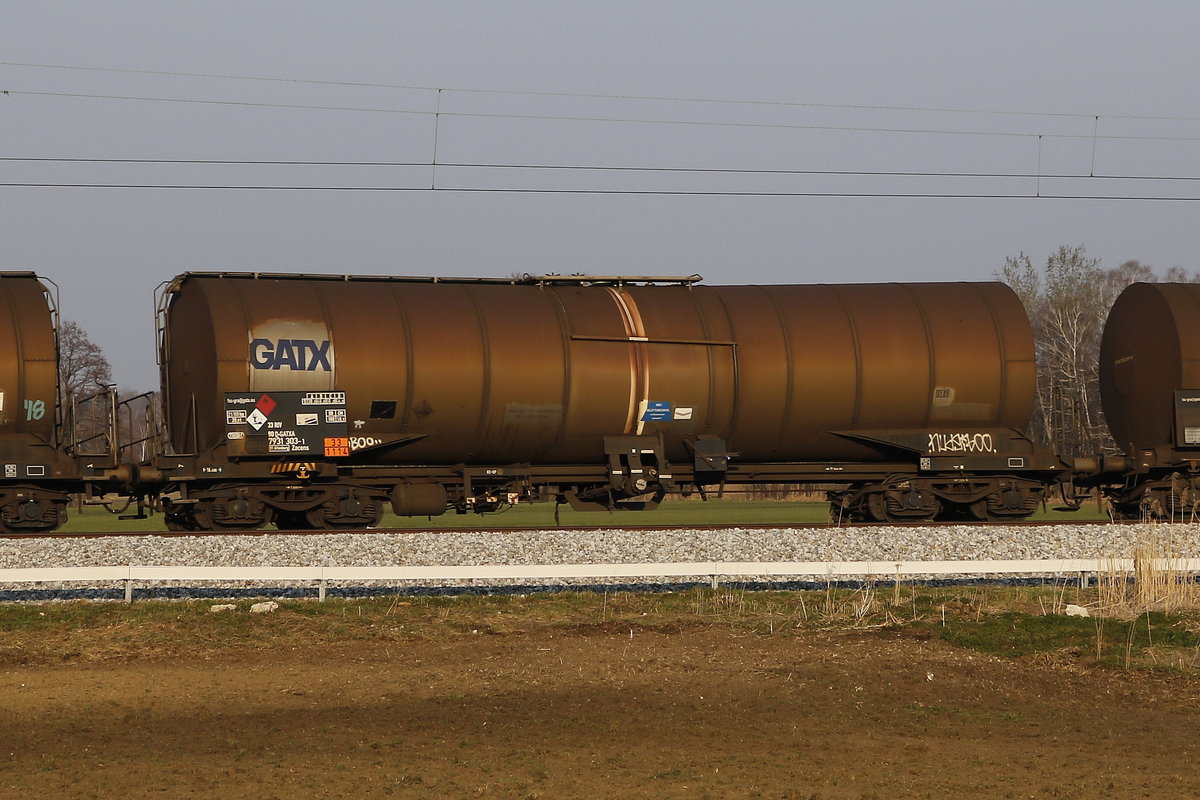 7931 303 (Zacens) von  GATX  am 1. April 2019 bei Bernau.