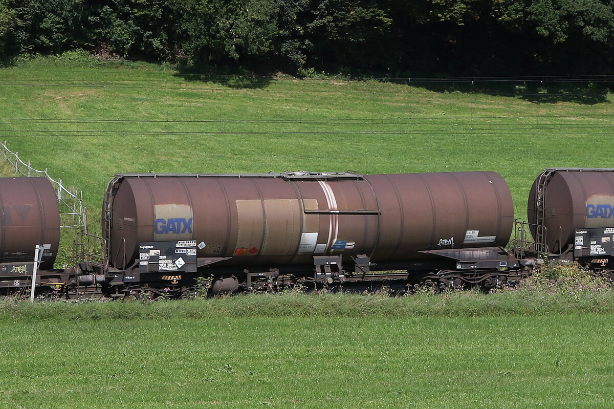 7931 306 (Zacens) von  GATX  am 4. September 2024 bei Axdorf.