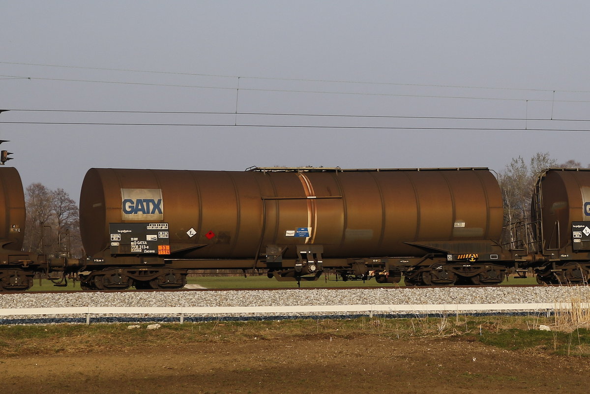 7931 313 (Zacens) von  GATX  am 1. April 2019 bei Bernau.