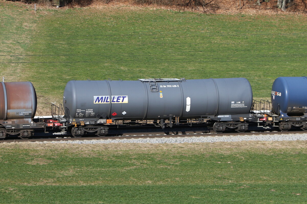 7931 428 (Zacns) von  MILLET  am 18. Februar 2024 bei Axdorf im Chiemgau.