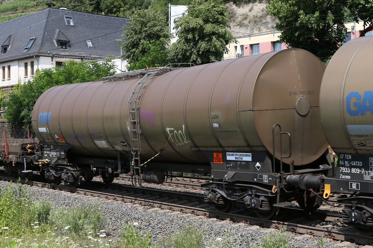 7932 022 (Zacens) von  GATX  am 22. Juli 2021 bei Lorch.