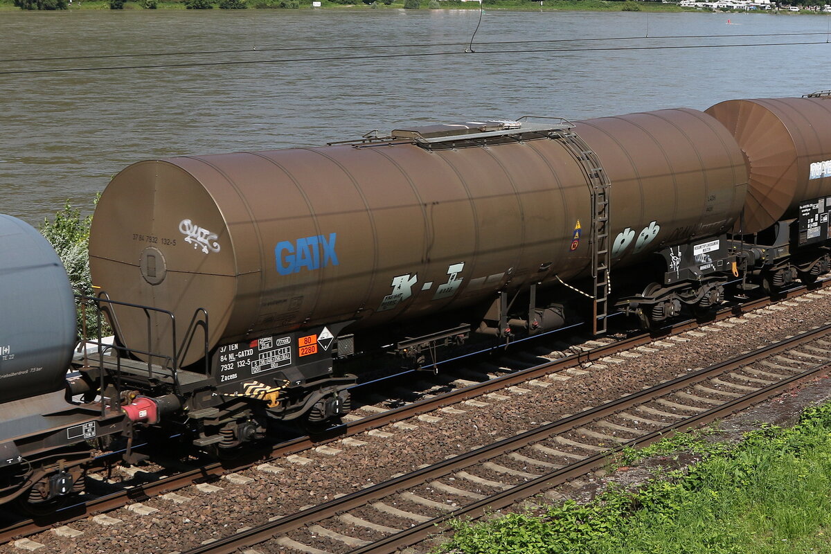 7932 132 (Zacens) von  GATX  am 21. Juli 2021 bei Assmannshausen am Rhein.