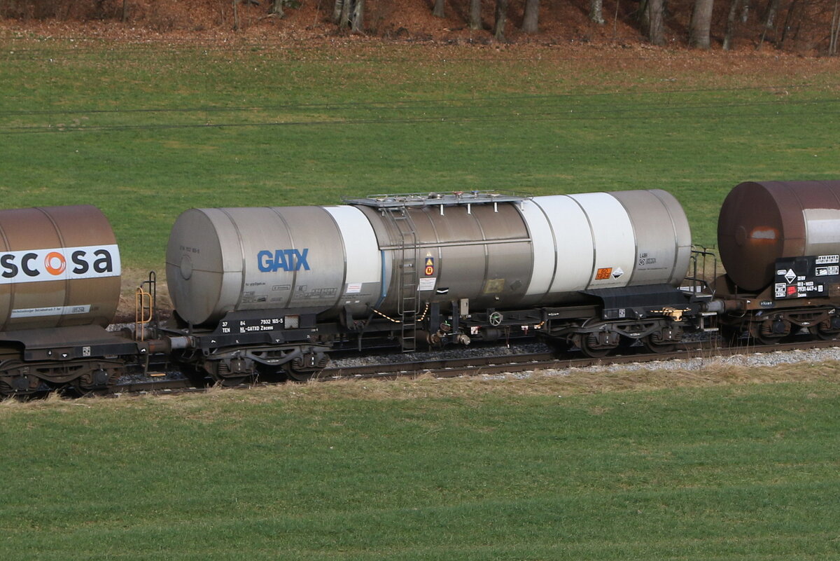 7932 165 (Zacens) von  GATX  am 28. Dezember 2023 bei Axdorf.