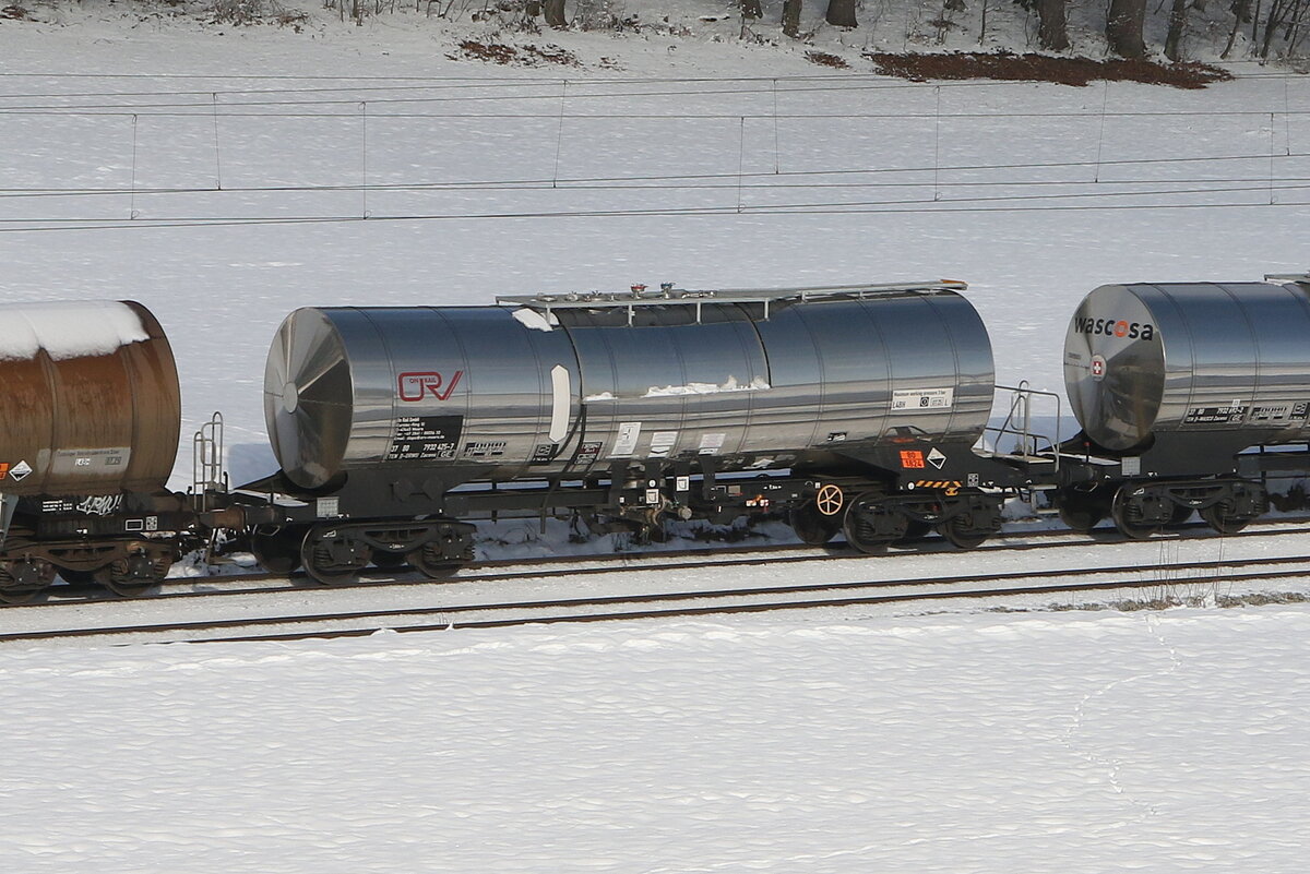 7932 415 (Zacens) von 2On Rail  am 13. Januar 2024 bei Axdorf im Chiemgau.