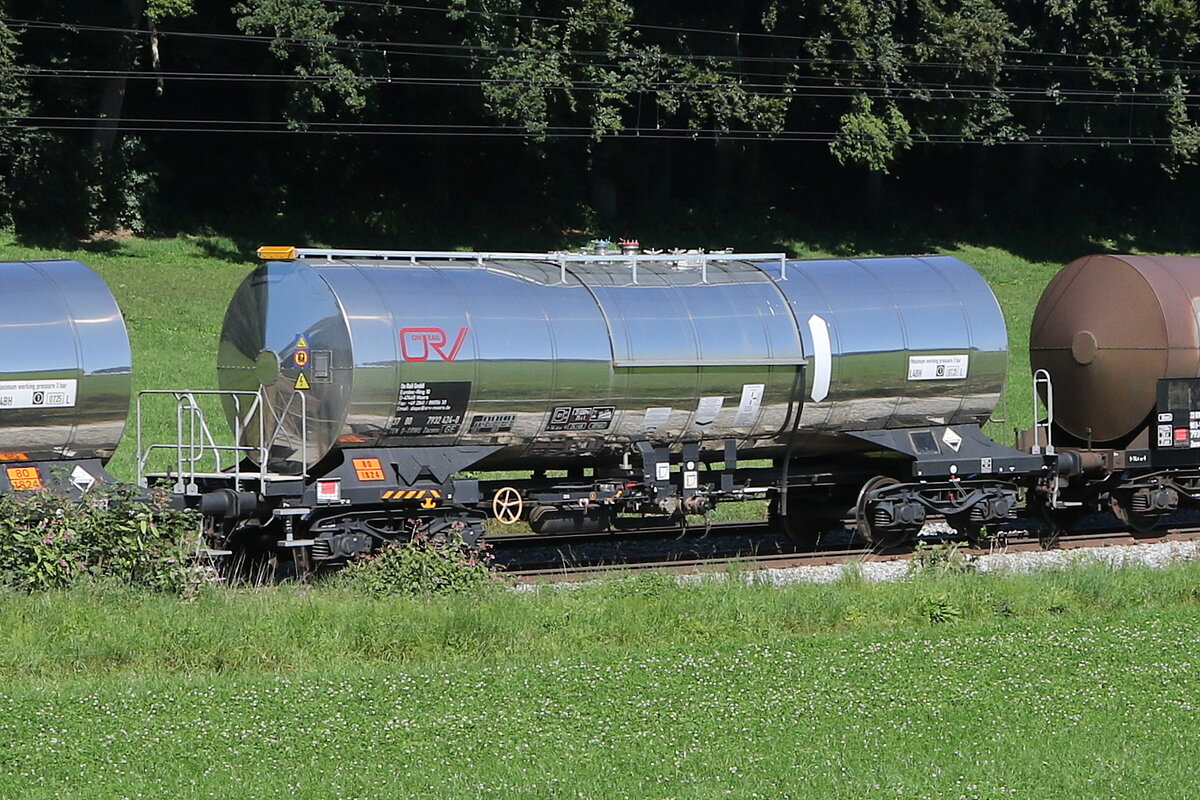 7932 424 (Zacens) von  On Rail  am 6. September 2023 bei Axdorf.