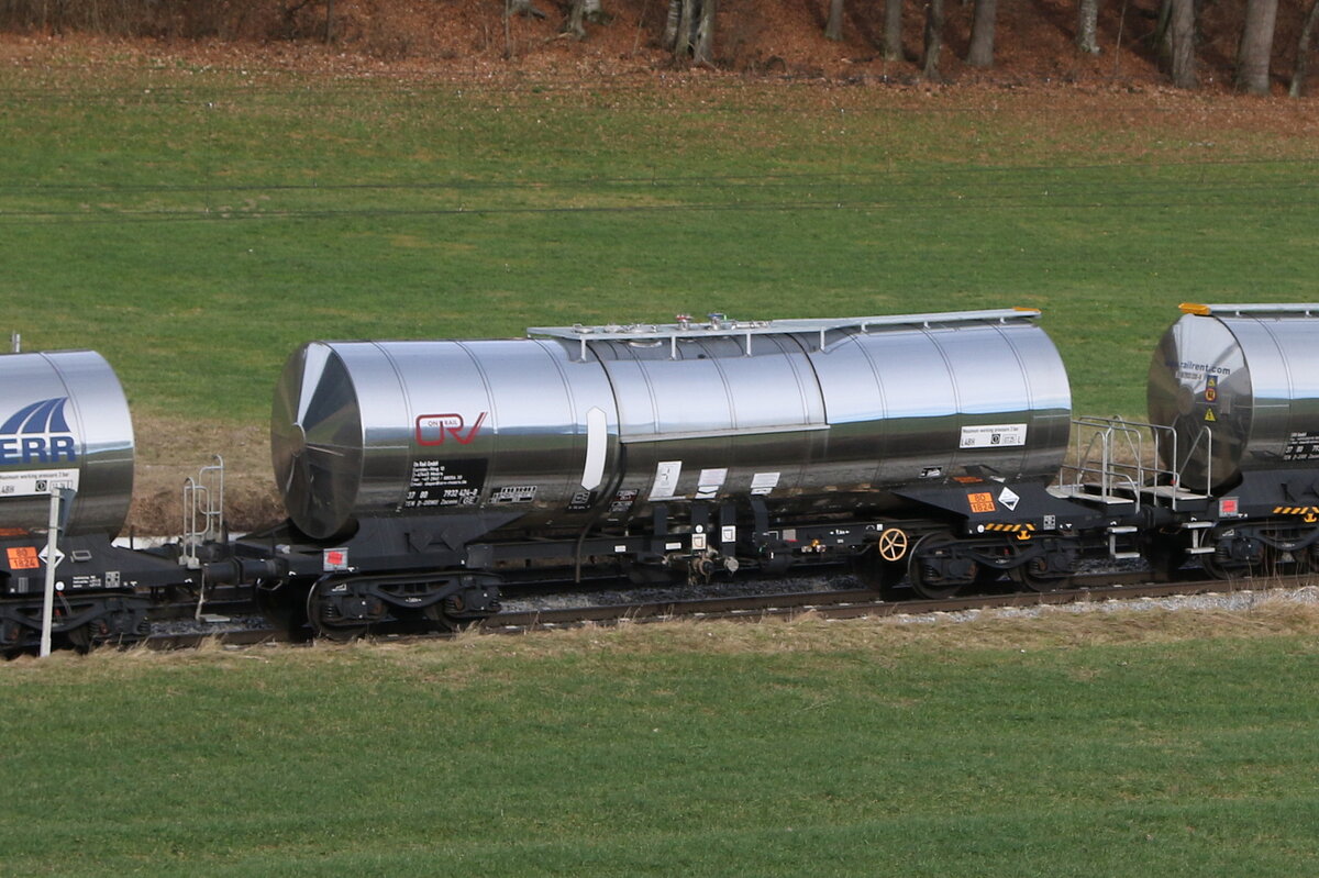 7932 424 (Zacens) von  On Rail  am 28. Dezember 2023 bei Axdorf.